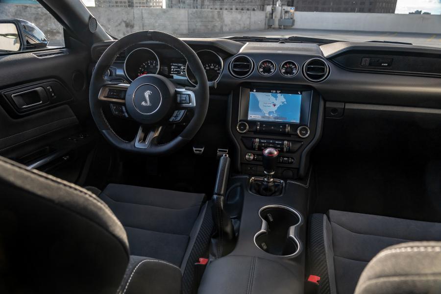 Торпедо Shelby GT350 2018 года  (фото 12 из 40)